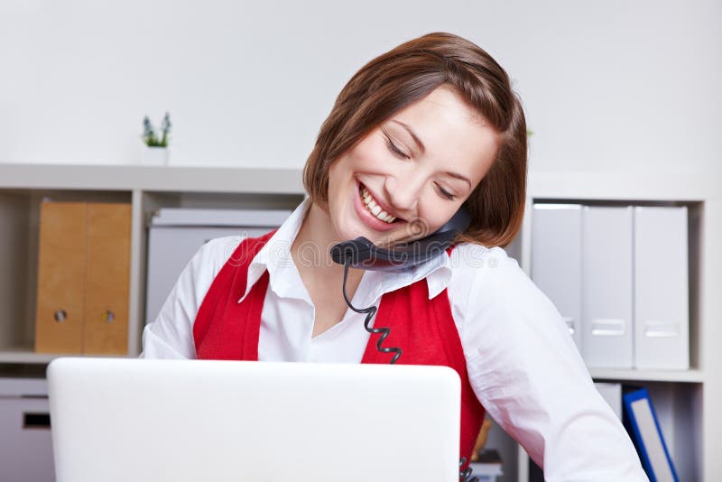 Donna che fa una chiamata di telefono immagine stock libera da diritti Donna che fa una chiamata di telefono immagine stock libera da diritti