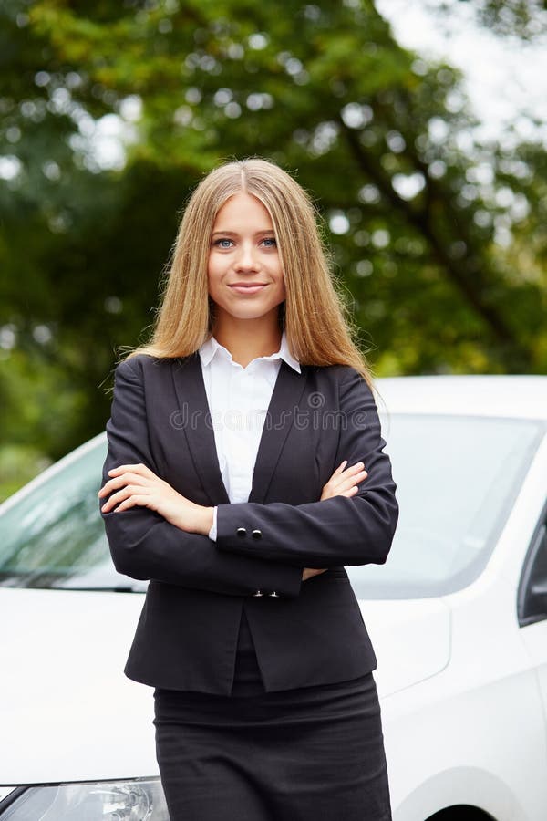 Donna che fa una pausa la sua automobile fotografia stock libera da diritti Donna che fa una pausa la sua automobile fotografia stock libera da diritti