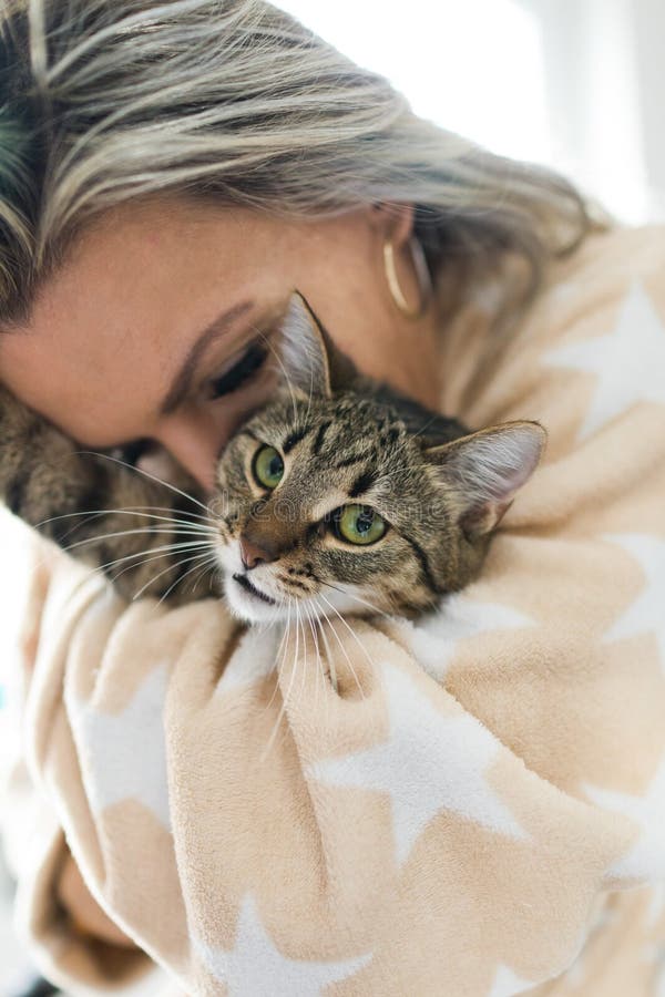 Donna che gioca con il gatto - abbracciando e baciando fotografie stock libere da diritti Donna che gioca con il gatto - abbracciando e baciando fotografie stock libere da diritti
