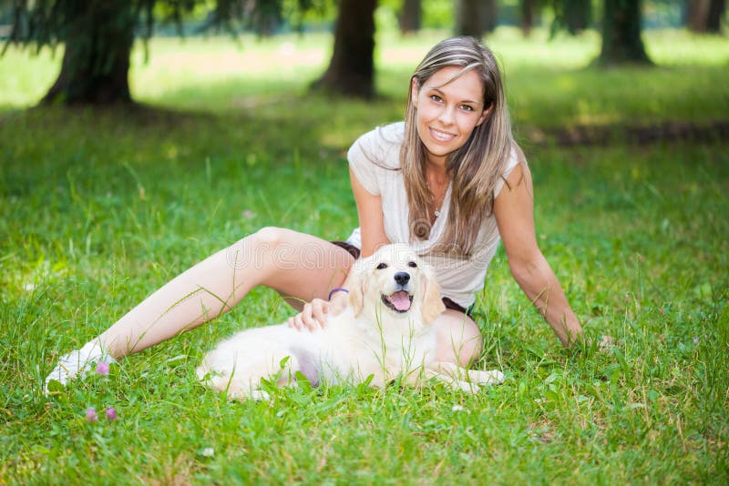 Donne Che Scopano Con Cane Donna Che Gioca Con Il Suo Cane Immagine Stock - Immagine di ragazza