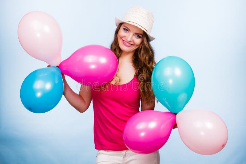 Donna che gioca con molti palloncini colorati immagine stock Donna che gioca con molti palloncini colorati immagine stock