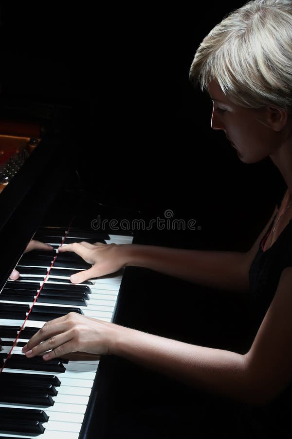 Look she plays the piano. Игра на рояле фото. Женщина пианистка стоковое фото. Jose Piano Player. Barbara Plays the Piano well.