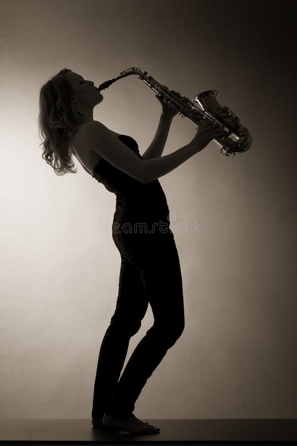 Donna che gioca sassofono, seppia modificata.