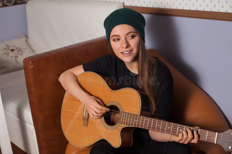 Donna che gioca sulla chitarra fotografie stock libere da diritti Donna che gioca sulla chitarra fotografie stock libere da diritti