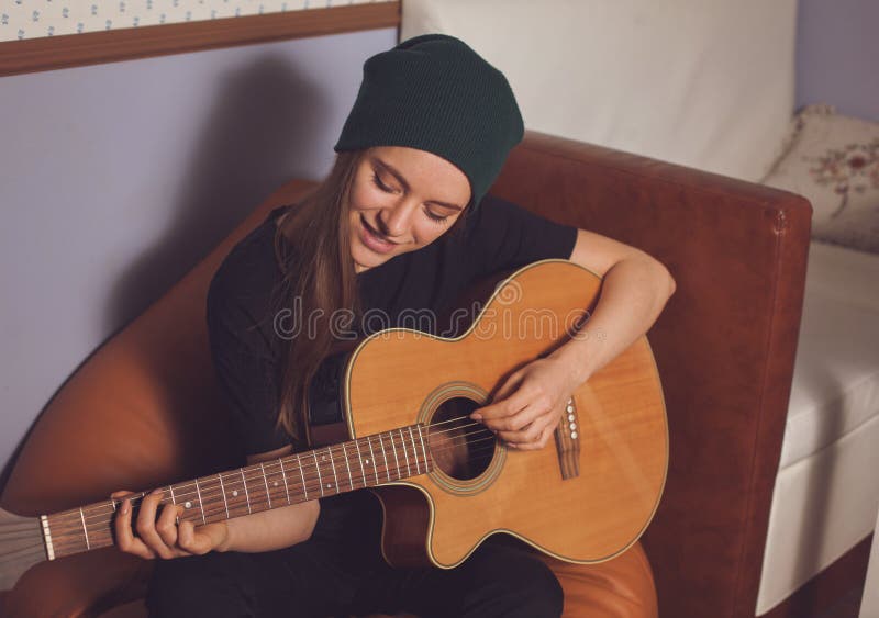 Donna che gioca sulla chitarra immagini stock Donna che gioca sulla chitarra immagini stock
