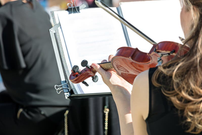 Donna che gioca violino durante il festival di musica classica immagine stock libera da diritti Donna che gioca violino durante il festival di musica classica immagine stock libera da diritti