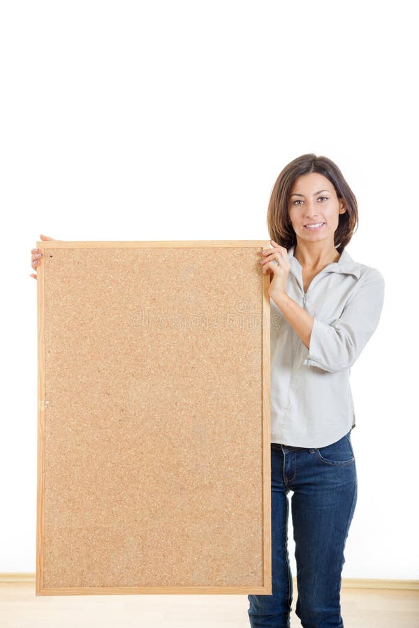 Donna che giudica un sughero del bordo di legno isolato su fondo bianco immagine stock Donna che giudica un sughero del bordo di legno isolato su fondo bianco immagine stock
