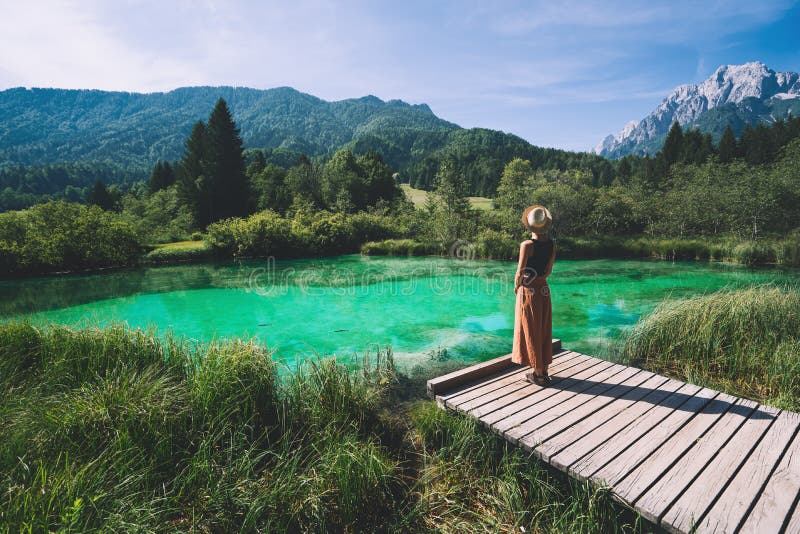 Donna che gode di libertà in natura all'aperto Travel Slovenia Europe