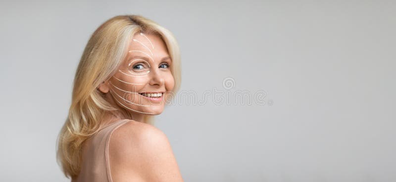 Donna che gode di massaggio facciale per ringiovanimento della pelle e trattamento antiinvecchiamento immagini stock libere da diritti