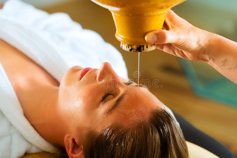 Donna che gode di un massaggio dell'olio di Ayurveda