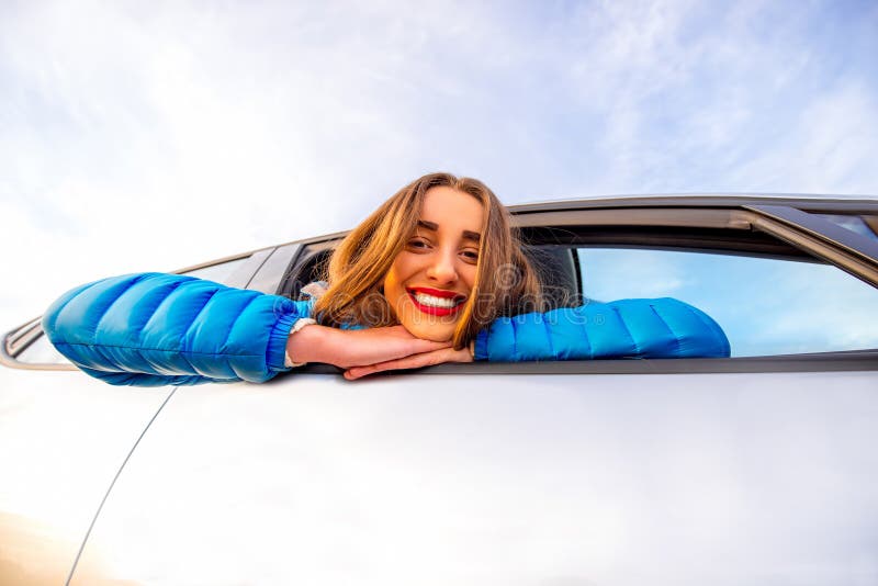 Donna che guarda fuori la finestra di automobile fotografie stock libere da diritti Donna che guarda fuori la finestra di automobile fotografie stock libere da diritti