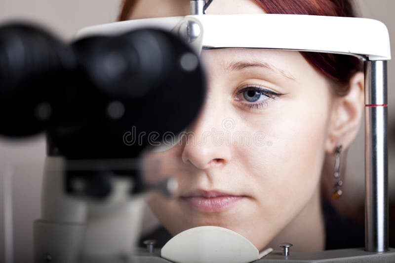 Donna che ha esame di occhio fotografie stock libere da diritti Donna che ha esame di occhio fotografie stock libere da diritti
