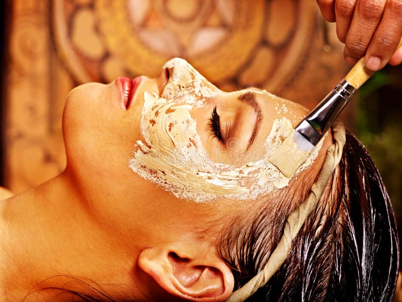 Donna che ha maschera alla stazione termale di ayurveda fotografie stock Donna che ha maschera alla stazione termale di ayurveda fotografie stock