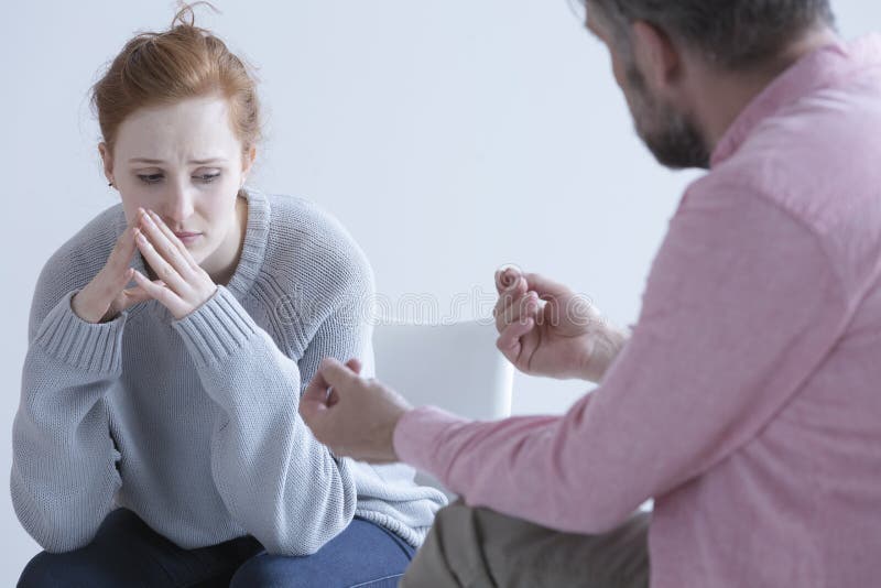 Sforzo Per Defecare E Aborto Donna Che Ha Sforzo Di Aborto Della Posta Immagine Stock - Immagine di