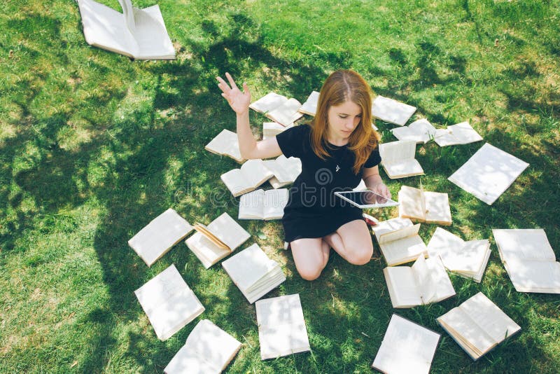Donna che impara con il lettore ed il libro del libro elettronico Scelta fra tecnologia educativa moderna ed il metodo tradiziona immagini stock Donna che impara con il lettore ed il libro del libro elettronico Scelta fra tecnologia educativa moderna ed il metodo tradiziona immagini stock