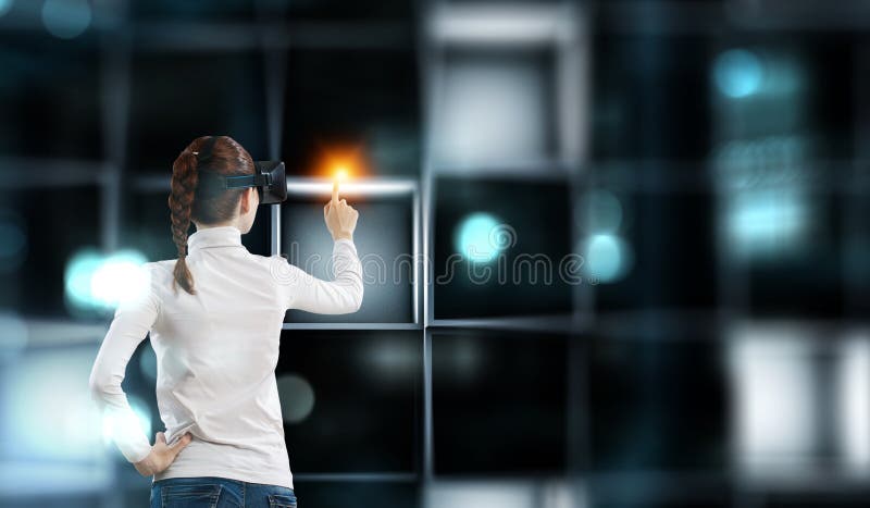 Donna che indossa occhiali di realtà virtuale immagine stock libera da diritti