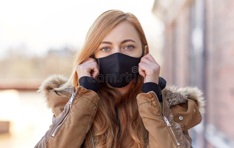 Donna che indossa una maschera protettiva riutilizzabile
