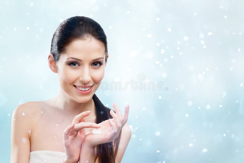 Donna che inizia ad applicare la crema protettiva di inverno immagini stock Donna che inizia ad applicare la crema protettiva di inverno immagini stock