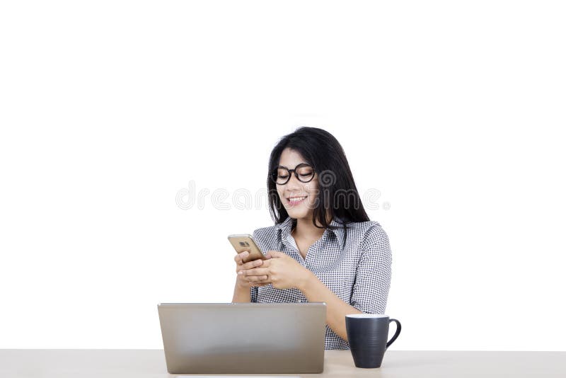 Donna che invia messaggi a qualcuno mentre lavora sul desktop