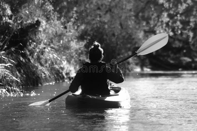 Donna che Kayaking fotografia stock libera da diritti Donna che Kayaking fotografia stock libera da diritti