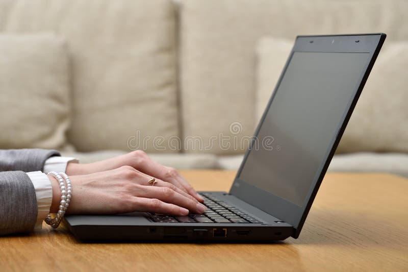 Donna che lavora a casa le mani dell'ufficio sulla fine della tastiera su immagine stock Donna che lavora a casa le mani dell'ufficio sulla fine della tastiera su immagine stock