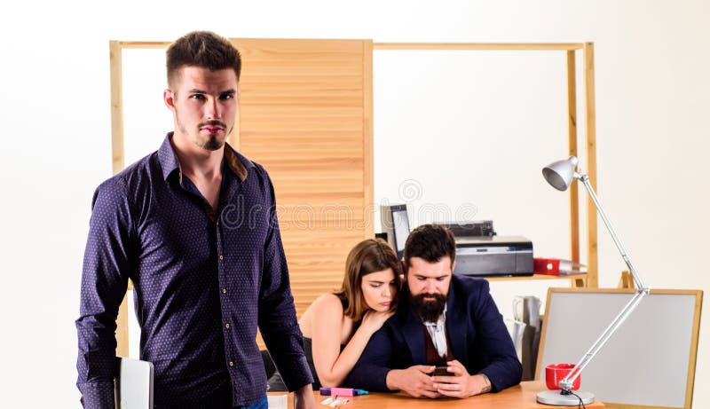 Donna che lavora principalmente nel posto di lavoro maschio Funzionamento attraente della donna con gli uomini Concetto collettiv immagine stock Donna che lavora principalmente nel posto di lavoro maschio Funzionamento attraente della donna con gli uomini Concetto collettiv immagine stock