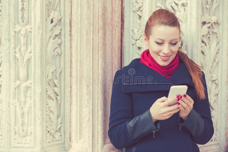 Donna che manda un sms su un telefono fotografie stock Donna che manda un sms su un telefono fotografie stock