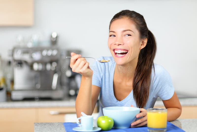 Donna che mangia i cereali da prima colazione