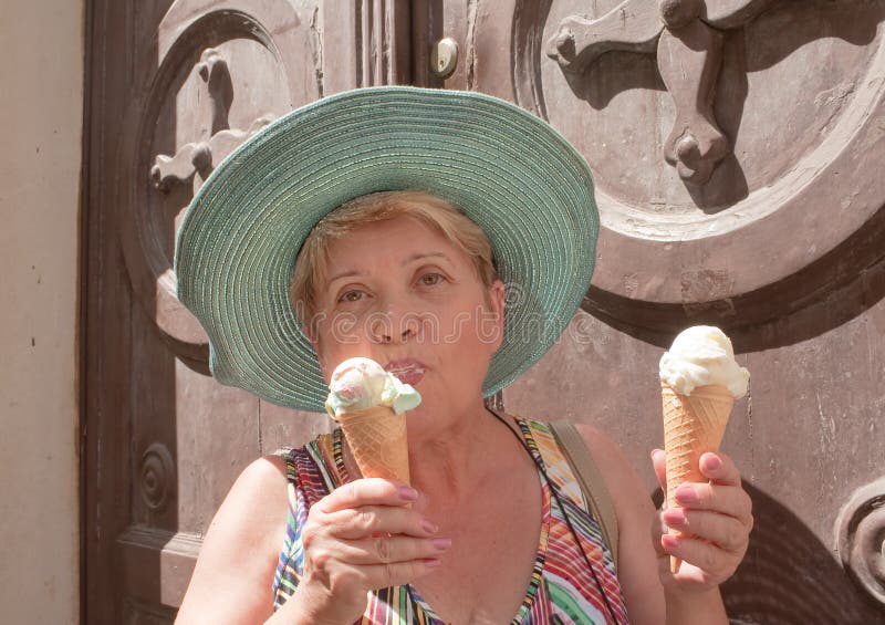 Donna che mangia il gelato fotografia stock libera da diritti Donna che mangia il gelato fotografia stock libera da diritti