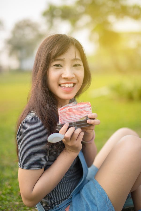 Donna che mangia un pezzo di dolce fotografie stock libere da diritti Donna che mangia un pezzo di dolce fotografie stock libere da diritti