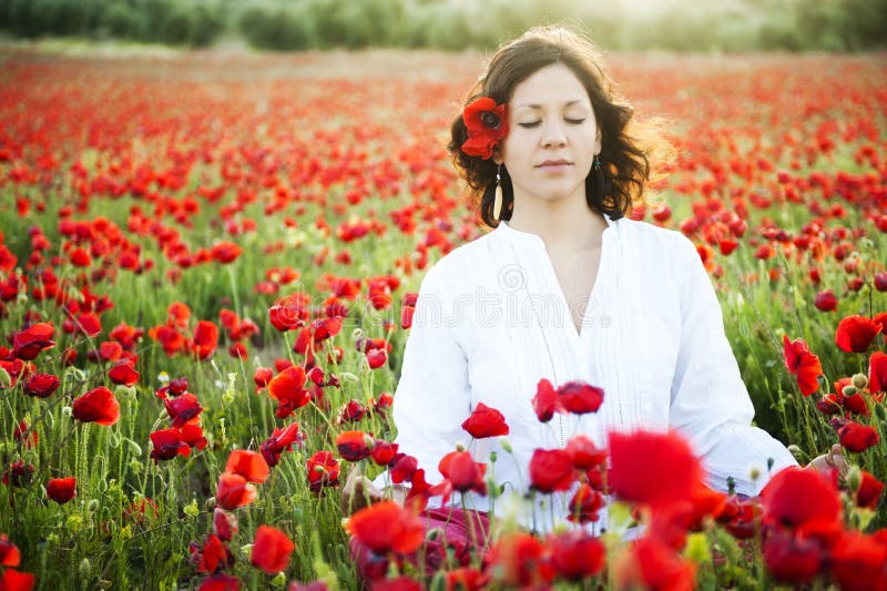 Donna che meditating immagine stock Donna che meditating immagine stock