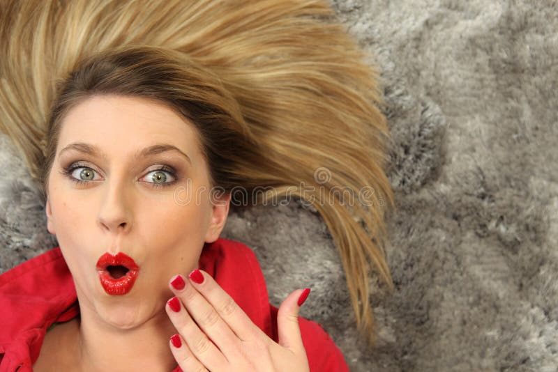 Donna che mette su tappeto immagini stock Donna che mette su tappeto immagini stock