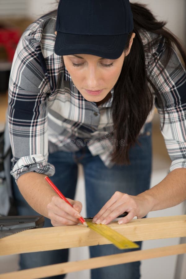 Donna che misura il fango di legno immagine stock libera da diritti