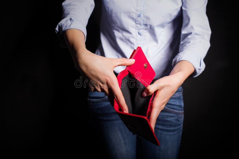 Donna che mostra portafoglio vuoto