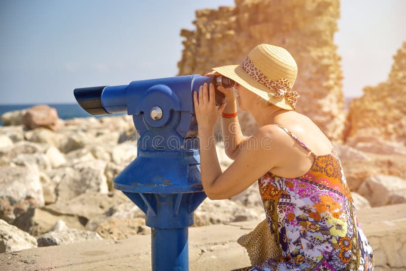 Donna che osserva tramite il binocolo immagini stock libere da diritti Donna che osserva tramite il binocolo immagini stock libere da diritti