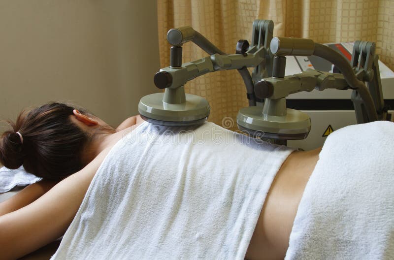 Donna che ottiene terapia fisica, wi del muscolo di trattamento immagini stock libere da diritti Donna che ottiene terapia fisica, wi del muscolo di trattamento immagini stock libere da diritti