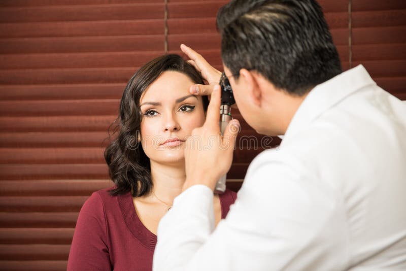 Donna che ottiene un controllo con medico fotografia stock libera da diritti Donna che ottiene un controllo con medico fotografia stock libera da diritti