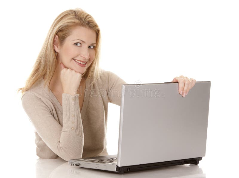 Donna che per mezzo del computer portatile immagini stock libere da diritti