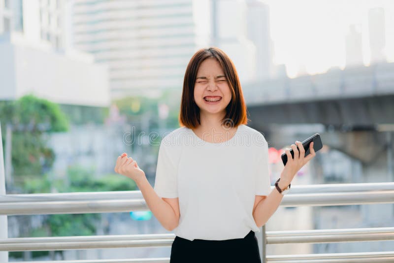 Donna che per mezzo dello smartphone, durante il tempo libero Il concetto di per mezzo del telefono immagine stock libera da diritti Donna che per mezzo dello smartphone, durante il tempo libero Il concetto di per mezzo del telefono immagine stock libera da diritti