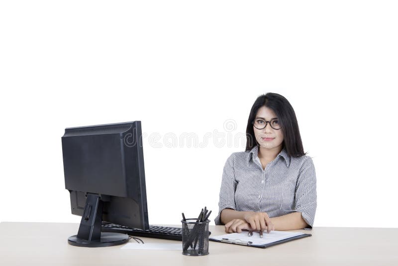 Donna che pone la telecamera mentre lavora su un desktop