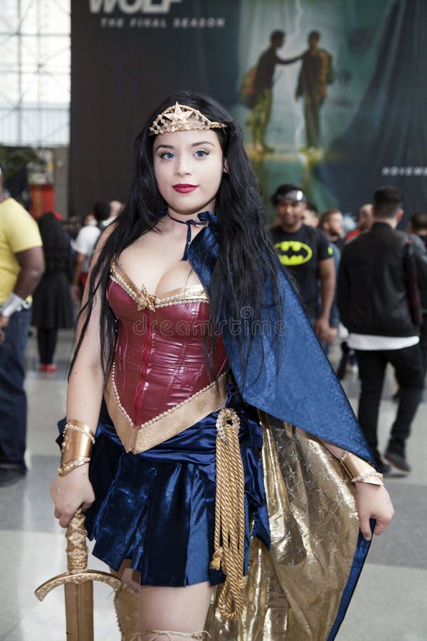 Donna Che Porta Il Costume Di Wonder Woman Al Raggiro Comico Di NY