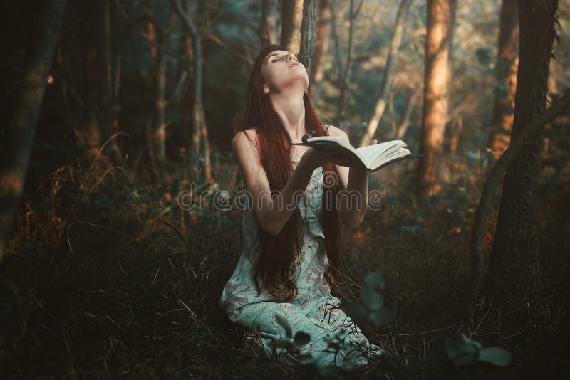 Donna che prega da solo nella foresta
