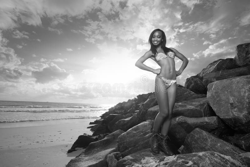 Donna che propone sulle rocce immagine stock Donna che propone sulle rocce immagine stock