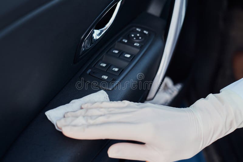 Donna che pulisce l'interno dell'auto. mano con un'auto disinfettante con tergicristallo antibatterico