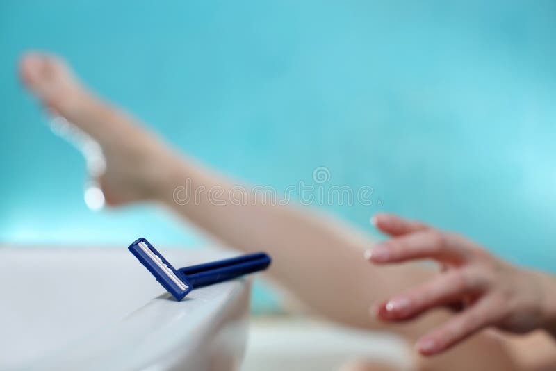 Donna che rade i piedini fotografie stock libere da diritti Donna che rade i piedini fotografie stock libere da diritti