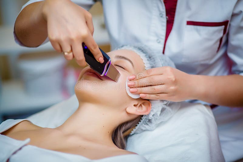Donna che riceve un'esfoliazione a ultrasuoni del volto nella salone cosmetologico