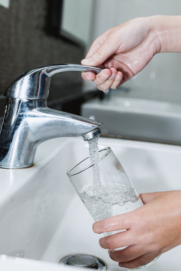 Si Riempie D Acqua Calda Donna Che Riempie Un Bicchiere D'acqua Da Un Acciaio Inossidabile O Da