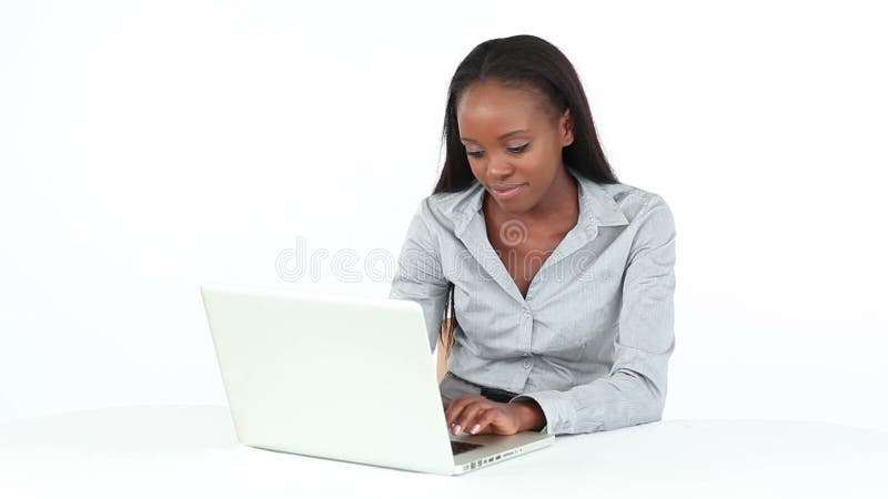 Donna che scrive su un computer mentre sedendosi ad uno scrittorio archivi video