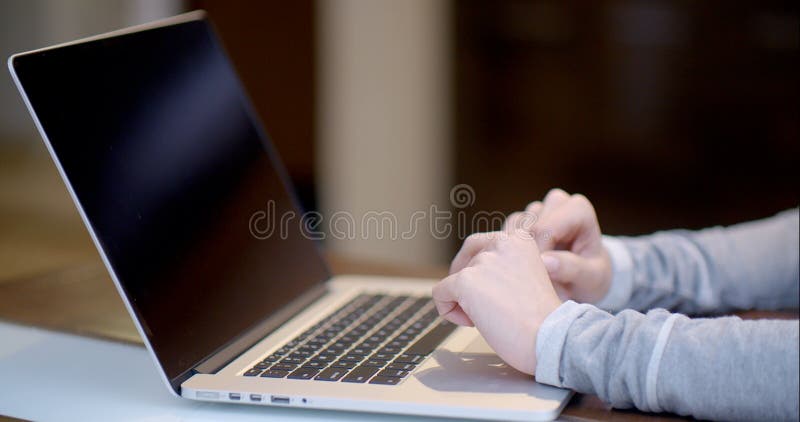 Donna che scrive su un computer portatile stock footage