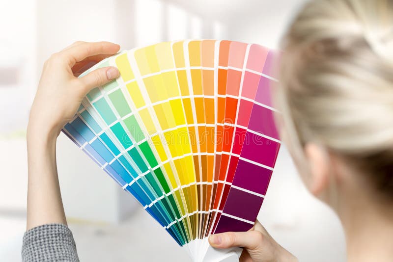 Donna che seleziona colore interno domestico della pittura a partire dal catalogo del campione fotografia stock libera da diritti Donna che seleziona colore interno domestico della pittura a partire dal catalogo del campione fotografia stock libera da diritti
